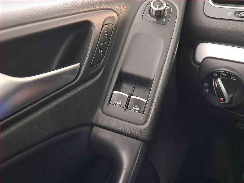 Volkswagen Golf (2009) 1.4 TSI, Automat, Xenony - fotka 16 z 17