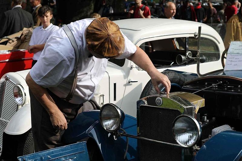 Na akci Jízda do vrchu a výstava historických vozidel se představilo na tři sta automobilů a motocyklů.