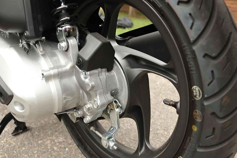 Začínáte v jedné stopě a máte omezený rozpočet? Honda Vision je skvělé řešení.