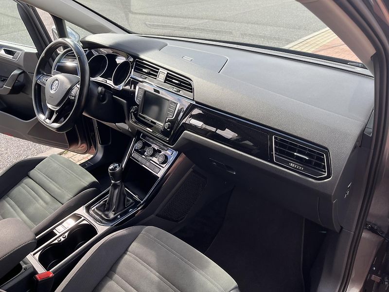 Volkswagen Touran 1.4 TSi R-Line Highline 110 kW - fotka 16 z 35