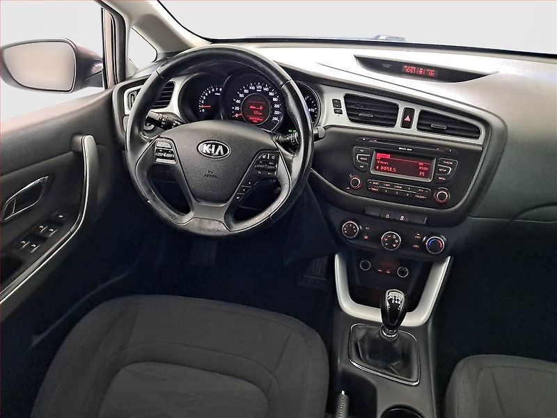 Kia Ceed (2013) 1.6 GDI, nová STK, zamluveno - fotka 7 z 14