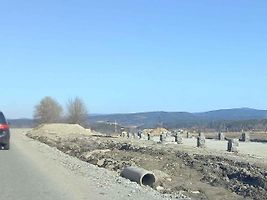 Stavba D3 u Dolního Dvořiště s novou silnicí k Rybníku.
