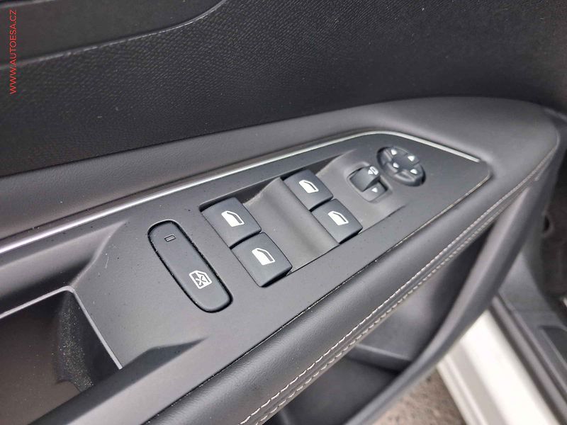 Peugeot 3008 (2017) 1.2 PT, Allure, AT, panor, TZ - fotka 13 z 17