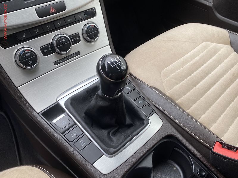 Volkswagen Passat (2014) 2.0 TDi, Highline, bixen, - fotka 16 z 19