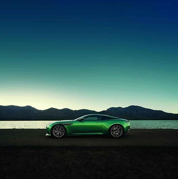 Aston Martin DB12