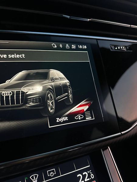 Audi Q7 (2024) S-LINE QUATTRO V ZÁRUCE 360 - fotka 36 z 39