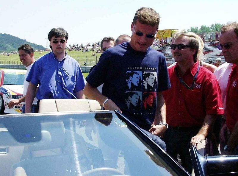 David Coulthard se v červnu roku 1999 stal čestným patronem Autodromu Most. Na snímku je rpři setkání s fanoušky.