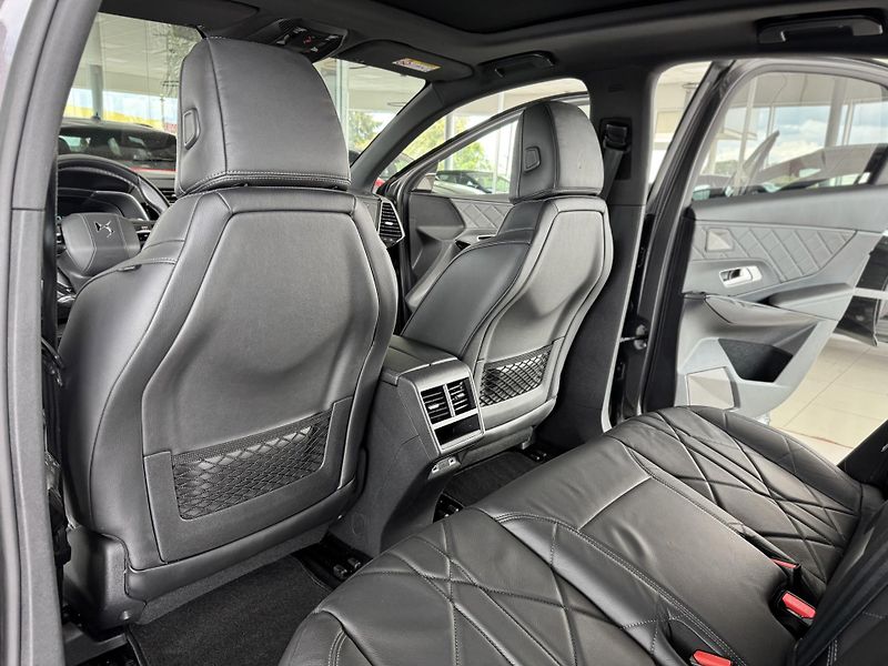 DS Automobiles DS7 Crossback 1,6 E-TENSE 300*AT8*4x4*RIVOLI - fotka 17 z 47