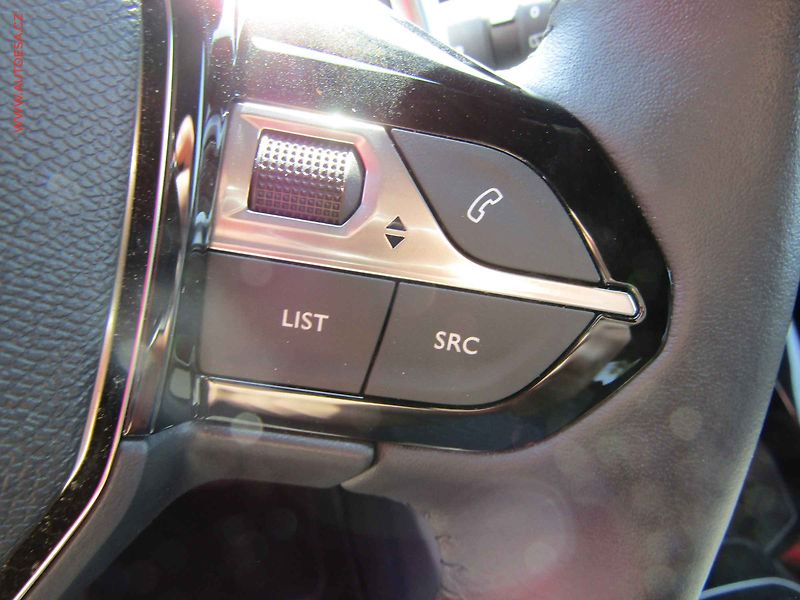 Peugeot 2008 (2024) 1.2 PT, 1.maj,ČR, Allure, AT - fotka 17 z 17