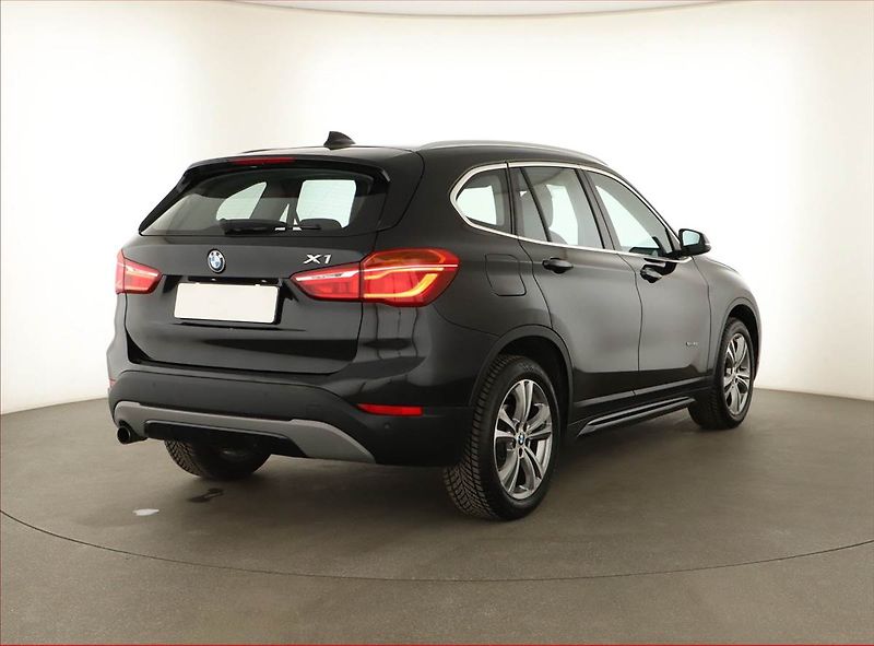 BMW X1 (2017) sDrive18i, ČR,1.maj - fotka 5 z 18