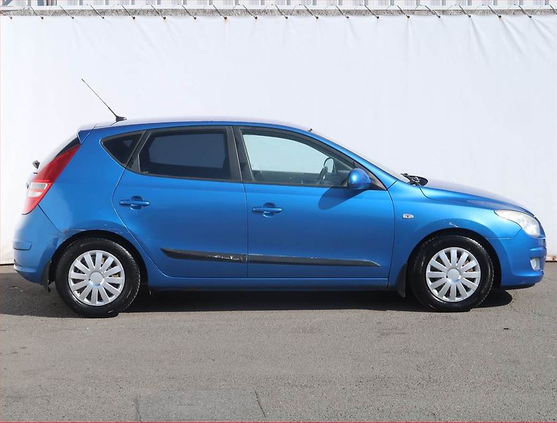 Hyundai i30 (2008) 1.6 CRDi, zamluveno - fotka 6 z 16