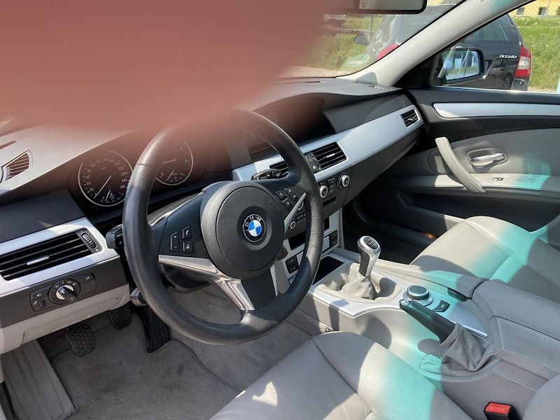 BMW Řada 5 (2008) 2.0D,PLNÝ SERVIS,2SADY ALU - fotka 14 z 52