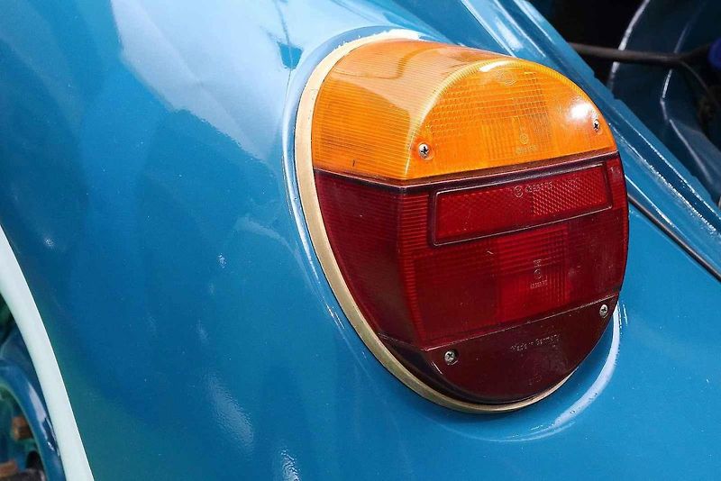 01 - Automobilový nadšenec a sběratel Jaromír Kostlivý otevřel ve Stodu u Plzně nové muzeum veteránů věnované vozům značek Volkswagen Brouk a Porsche. Návštěvníci uvidí naleštěné brouky i auta v procesu renovace, expozice čítá na 40 vozů.