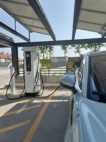 Roadtrip na Balkán: Bezplatná nabíjecí stanice ve městě Mohács se nachází na parkovišti u tržiště nedaleko Dunaje
