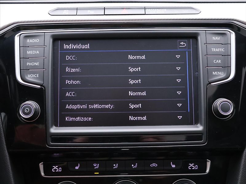 Volkswagen Passat 2,0 TSI 206kW R-line Highline - fotka 30 z 45