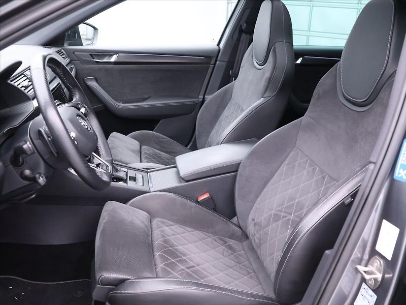 Škoda Superb 2,0 TDI 110kW SportLine Combi - fotka 10 z 38