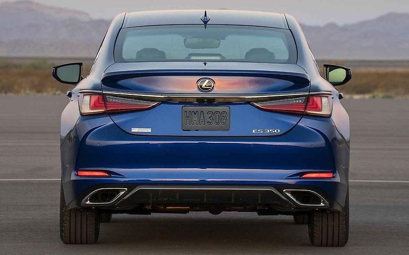 Lexus ES.