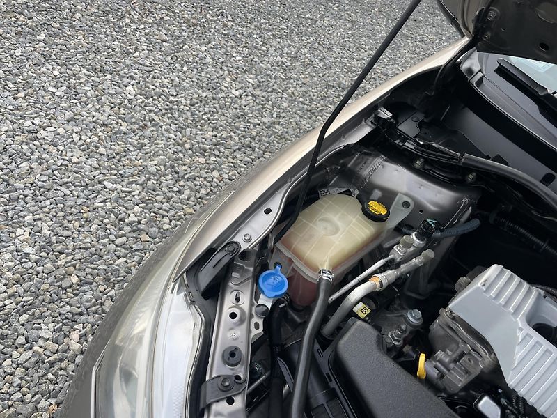 Toyota Auris 1.8i 16v HYBRID AUT NAVI CAM!! - fotka 68 z 166