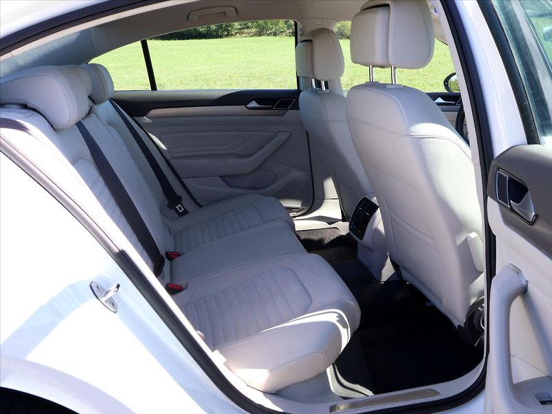Volkswagen Passat 2.0 TDI 147kW DSG CZ Elegance - fotka 13 z 33