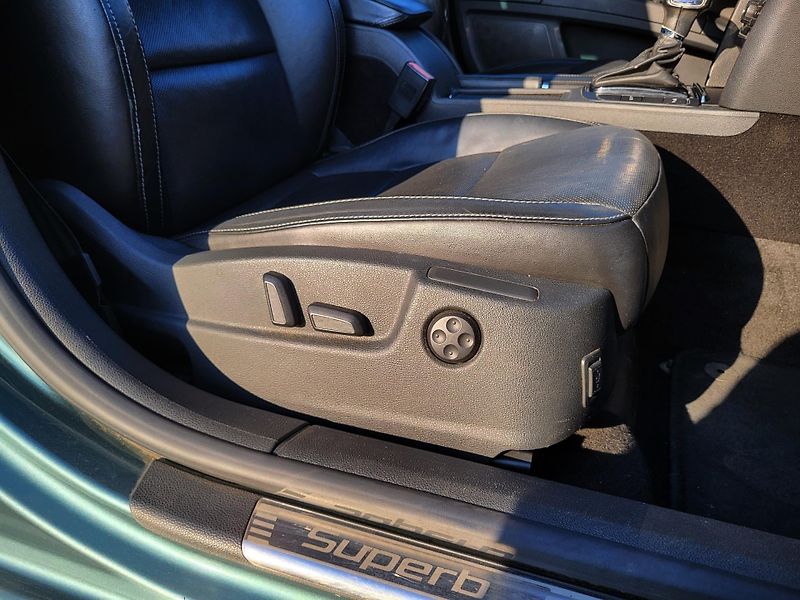 Škoda Superb II combi 2.0 TDi DSG ELEGANCE - fotka 19 z 42