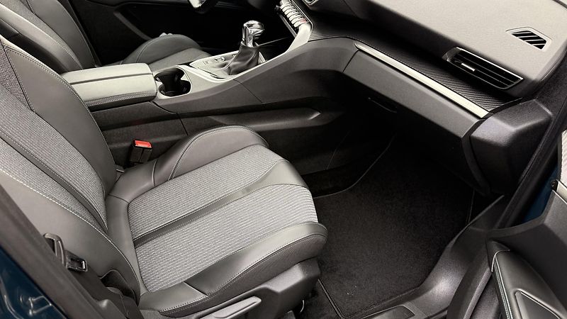 Peugeot 5008 (2021) ALLURE 1.2i,ČR,ZÁRUKA,7 MÍST - fotka 13 z 18