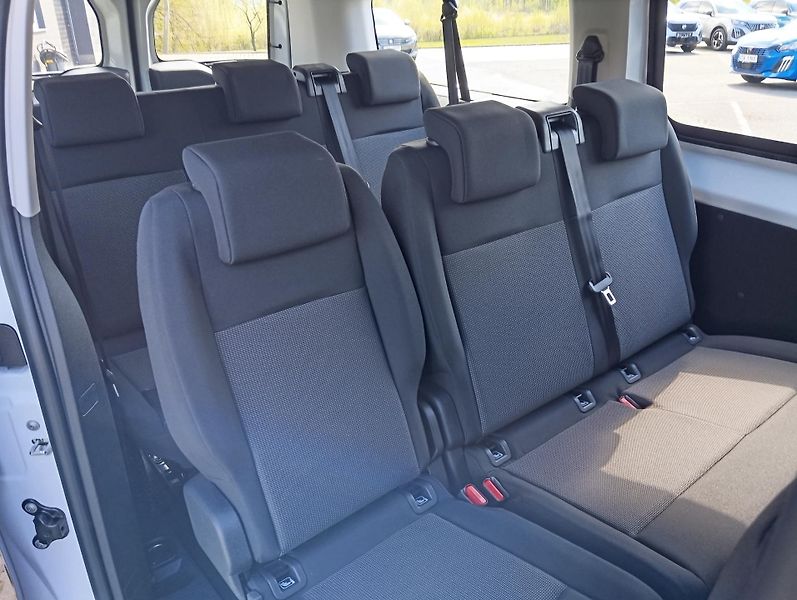Peugeot Expert (2026) Combi L3 2.2 BlueHDi 150 MAN6 - fotka 16 z 23