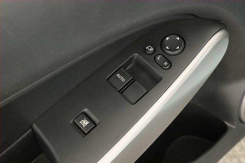 Mazda 2 (2009) 1.3 i, ČR,1.maj, jezdí výborně - fotka 10 z 13