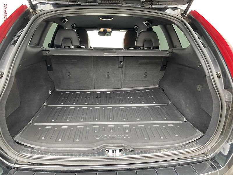 Volvo XC60 (2017) 2.0D, Summum, bixen, kůže - fotka 7 z 19