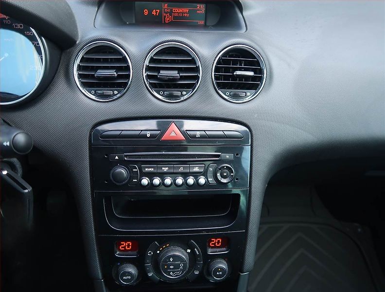 Peugeot 308 (2014) 1.6 VTi, po STK, jezdí výborně - fotka 12 z 14