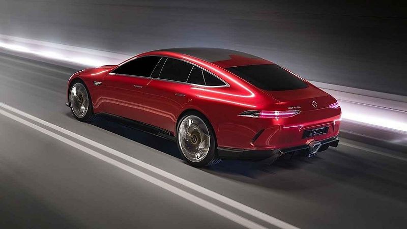 Maskovaný prototyp čtyřdveřového Mercedesu-AMG GT.