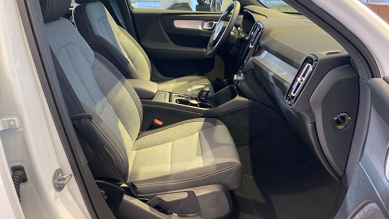 Volvo XC40 (2026) CORE, B3 FWD, 120+10 kW / 163+ - fotka 14 z 14
