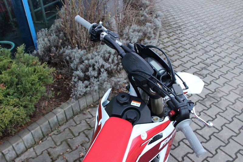 Fantic (2024) XE 300 2T INJECTION  NOVINKA 2 - fotka 7 z 11