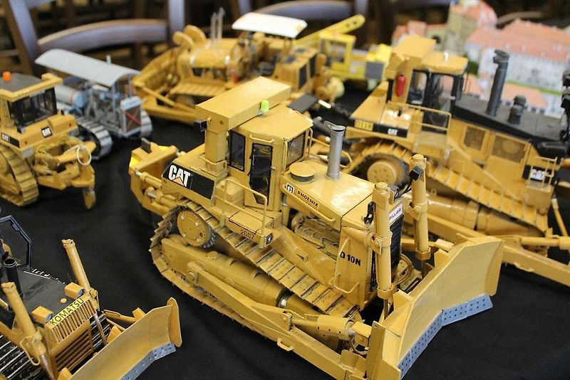 Papírový model buldozeru Caterpillar.