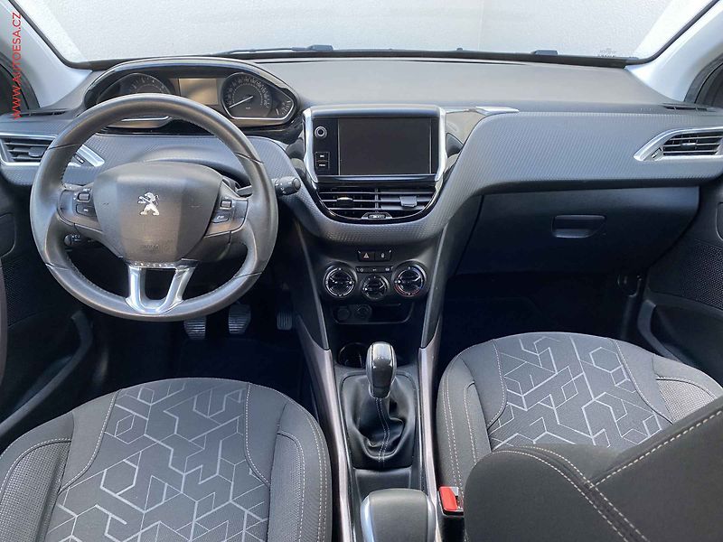 Peugeot 2008 (2015) 1.2 PT, Style, navi - fotka 8 z 15