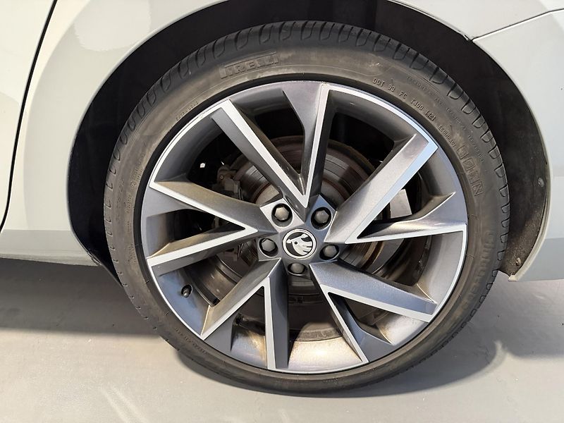 Škoda Superb 2.0 TSI 140kW SportLine DSG - fotka 15 z 15