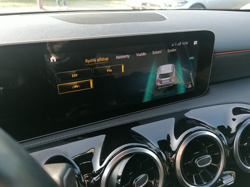 Mercedes-Benz Třídy A (2020) 2.0 200D AMG Line 110kW 9G - fotka 23 z 46