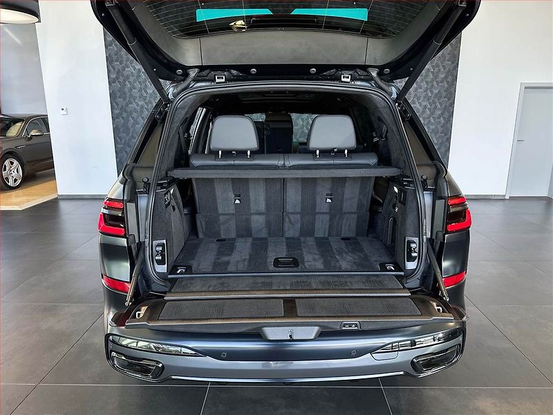 BMW X7 (2024) xDrive40i - fotka 25 z 25