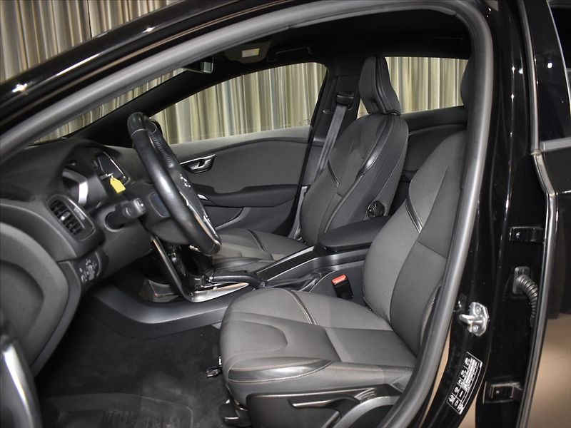 Volvo V40 2,0 D3 Cross Country Adapt.tem - fotka 7 z 25