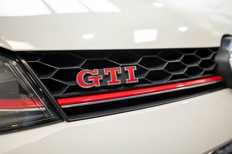 Volkswagen Golf GTI Performance 2.0 169 kW - fotka 26 z 31