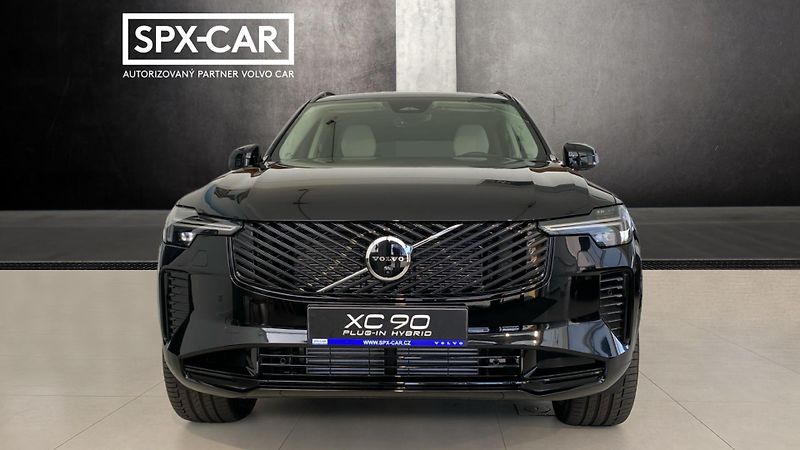 Volvo XC90 (2026) PLUS DARK, B5 AWD, 184+10 kW / - fotka 2 z 12