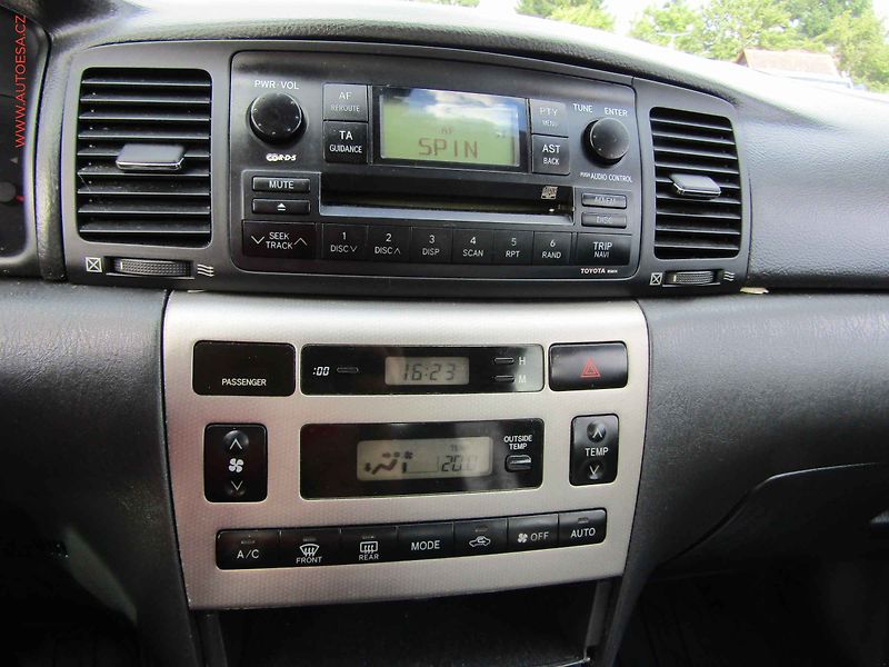 Toyota Corolla (2006) 2.0 D-4D, AC, park.čidla - fotka 15 z 18
