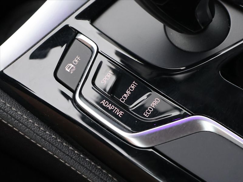 BMW Řada 5 2,0 520d Aut 140kW Luxury Line - fotka 24 z 32