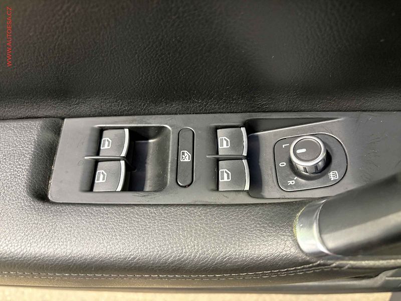 Volkswagen Passat (2013) 2.0TDi 4x4, ČR, Highline, DSG - fotka 12 z 16