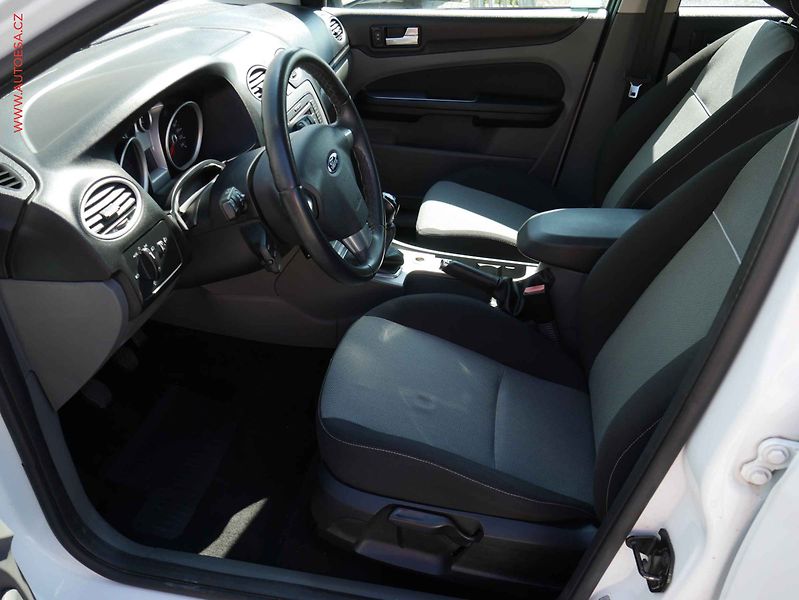 Ford Focus (2011) 1.6 TDCi, ČR, AC, park.asist - fotka 9 z 14