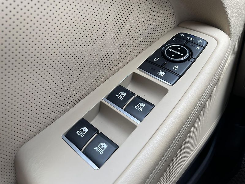 Hyundai Genesis EXCLUSIVE 3.8 GDI V6 4x4 232kW - fotka 23 z 33