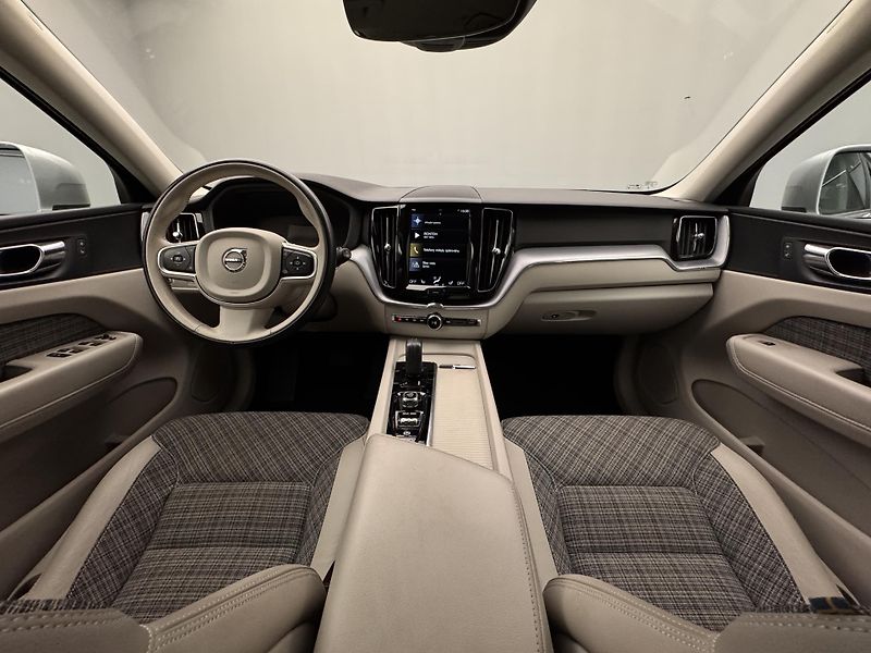 Volvo XC60 B4 AWD MOMENTUM PRO REZERVACE - fotka 2 z 43