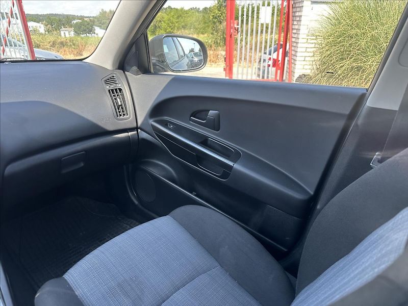 Kia Ceed 1,6 CRDi 85kW Exclusive - fotka 22 z 28