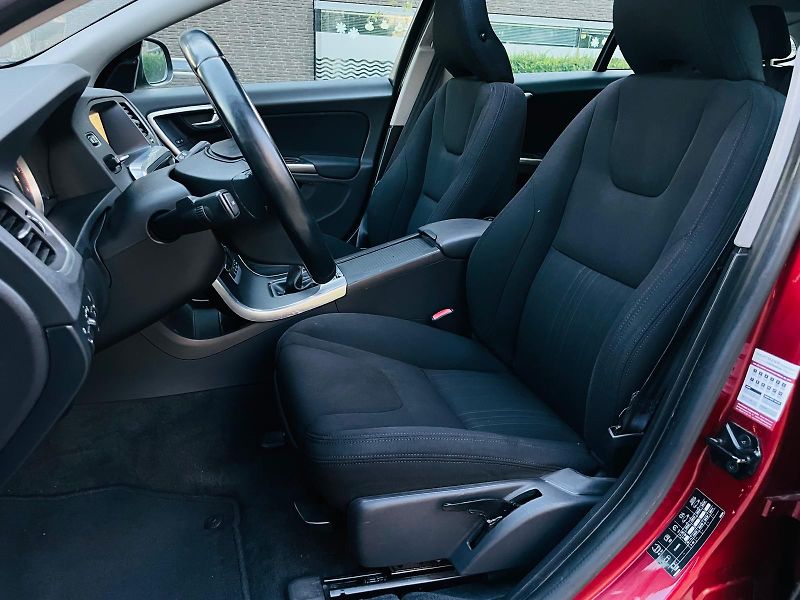 Volvo V60 2.0D4 5VÁLEC SERVISKA TAŽNÉ - fotka 30 z 48