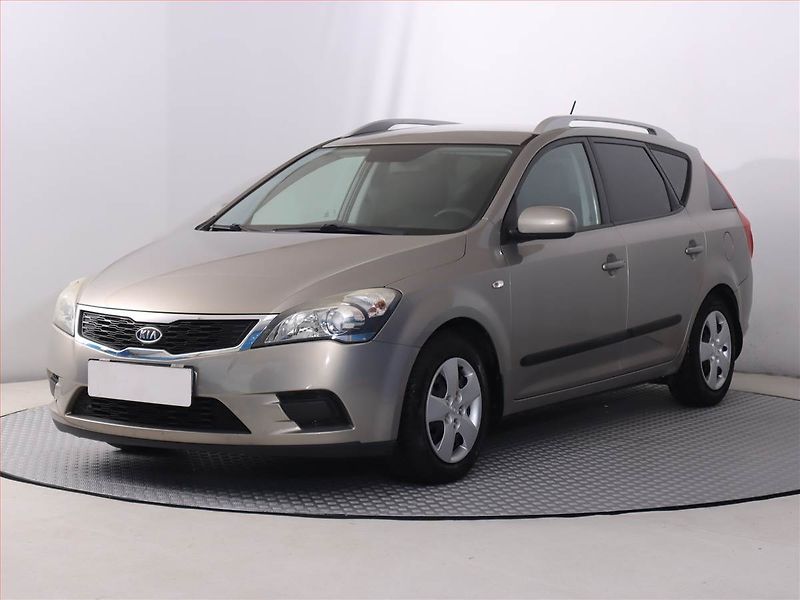 Kia Ceed (2011) 1.4 CVVT, Serv.kniha - fotka 2 z 14