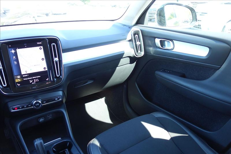 Volvo XC40 2,0 D4, ČR, SERVIS.KN., AWD. - fotka 22 z 39